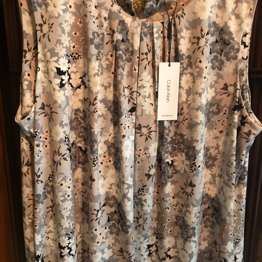 Calvin Klein Women’s 2X Sleeveless Top